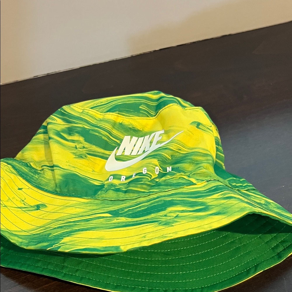NWT * Nike Green & Yellow Oregon Swirl Bucket Hat - Size S/M